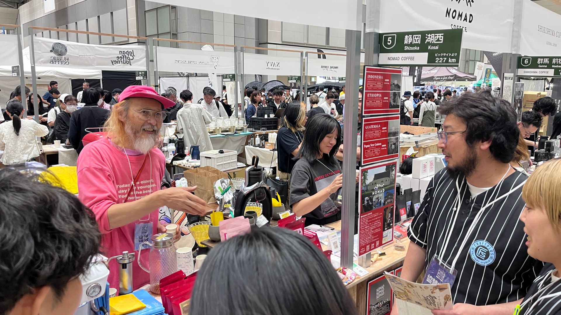 Japan Coffee Journey FIELDSTYLEでロースターが来場者へ説明している様子